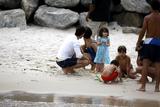 th_10748_Katie_Holmes4_Suri_and_Tom_Cruise_on_the_beach_in_Copa_Cabana_at_Sushi_place_CU_ISA_42_122_126lo.jpg