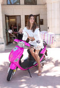 th_090626975_AlessandraAmbrosio_vs_bombshell_tour_102_122_352lo.jpg