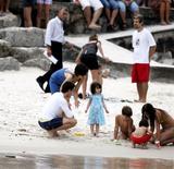 th_06782_Katie_Holmes4_Suri_and_Tom_Cruise_on_the_beach_in_Copa_Cabana_at_Sushi_place_CU_ISA_31_122_377lo.jpg