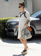 th_41287_Tikipeter_Jessica_Alba_on_her_way_to_a_birthday_lunch_027_123_558lo.jpg