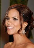 th_14678_Celebutopia-Halle_Berry_arrives_at_the_2009_Vanity_Fair_Oscar_party-66_122_61lo.jpg