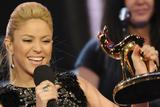 Shakira   . - Страница 2 Th_72097_Celebutopia-Shakira_poses_with_her_trophy_during_the_Bambi_award_ceremony-01_122_822lo