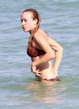 th_02859_Celebutopia-Chloe_Sevigny_in_bikini_on_the_beach_in_Miami-06_122_982lo.jpg