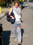 http://img151.imagevenue.com/loc1184/th_03729_Celebutopia-Hilary_Duff_leaving_pilates_class_in_Toluca_Lake-07_122_1184lo.JPG