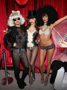 http://img151.imagevenue.com/loc77/th_599431597_MirandaKerr_HoststheSexyCircusHalloween_0021_122_77lo.jpg